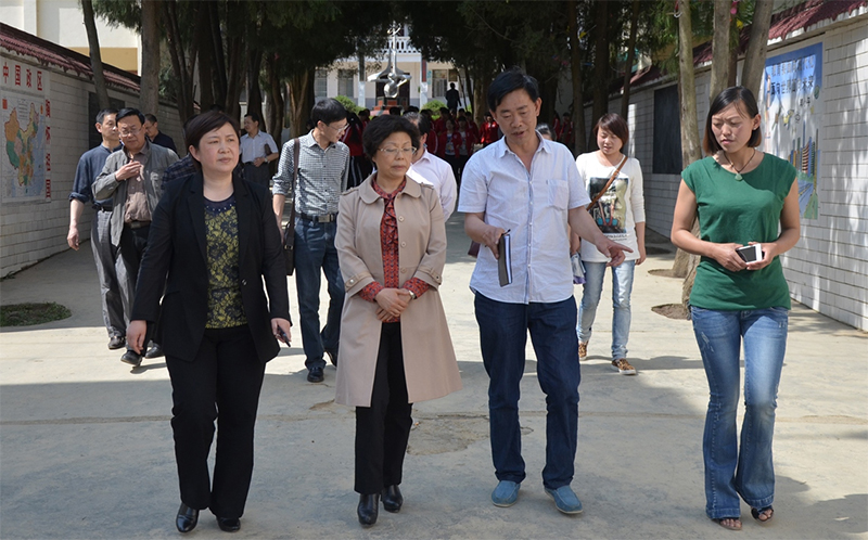 原畢節(jié)市副市長(zhǎng)冉霞(左二)、縣政協(xié)主席 安玲（左一）一行來(lái)我校調(diào)研