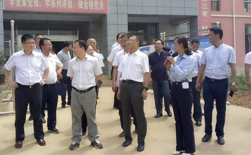 貴 州 省 人 大 常 委 會(huì) 副 主 任 、 秘 書 長(zhǎng) 陳鳴明（前排中），赫章縣委副書記、縣長(zhǎng)胡海 （前排左二），副縣長(zhǎng)唐瑜等領(lǐng)導(dǎo)到我校調(diào)研。